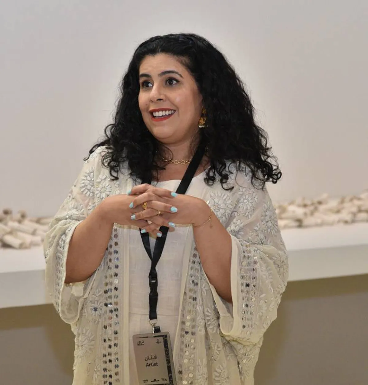 الفنانة منال الضويان وحديثها عن لوحتها فقط ورق