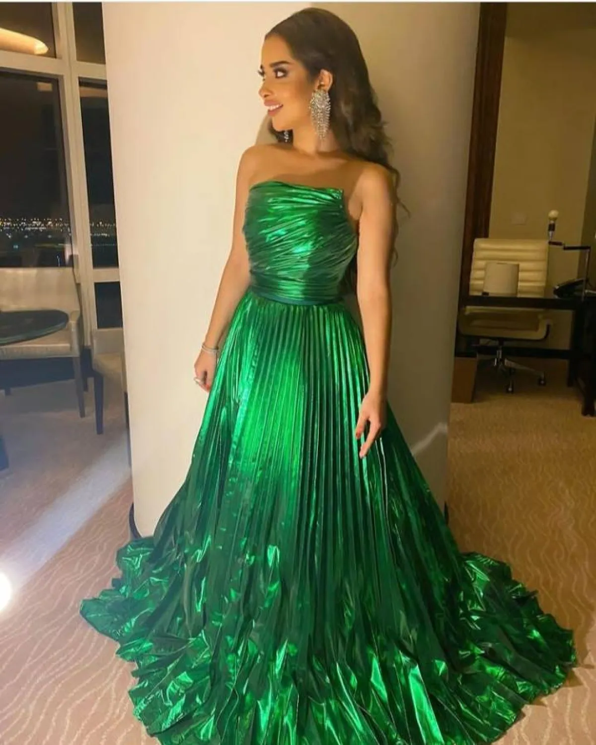 بلقيس فتحي ترتدي الأخضر اللامع 