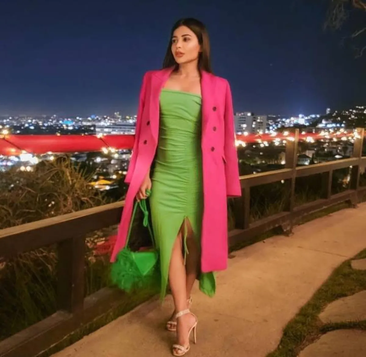 مهيرة عبد العزيز ترتدي الأخضر  والوردي