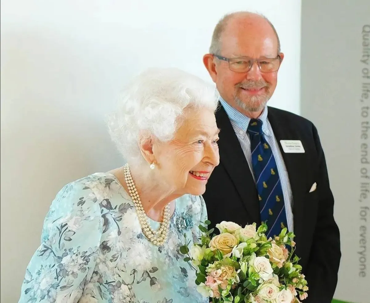 الملكة إليزابيث تفتتح مؤسسة دار لرعاية المسنين- الصورة من حساب The Royal Family على إنستغرام