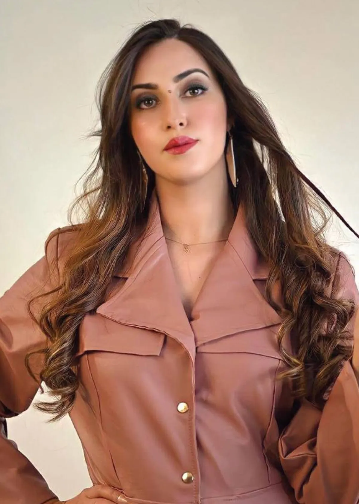 المغربية زبيدة الزغاوي، مهتمة بتصميم الأزياء