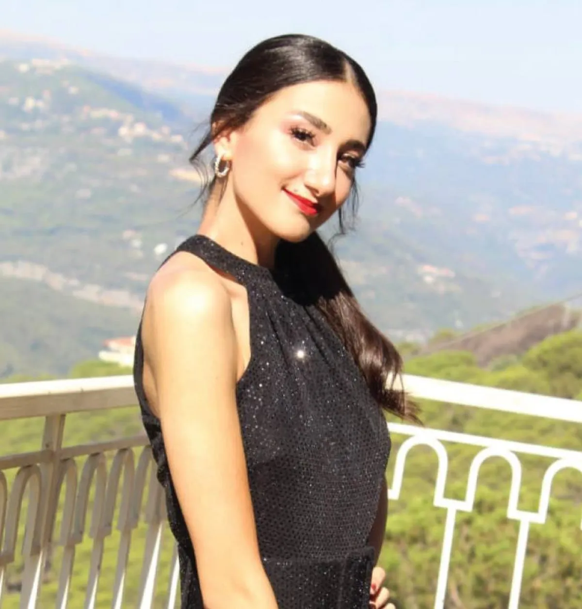  إليسا حرب (طالبة صيدلة - لبنانية) 