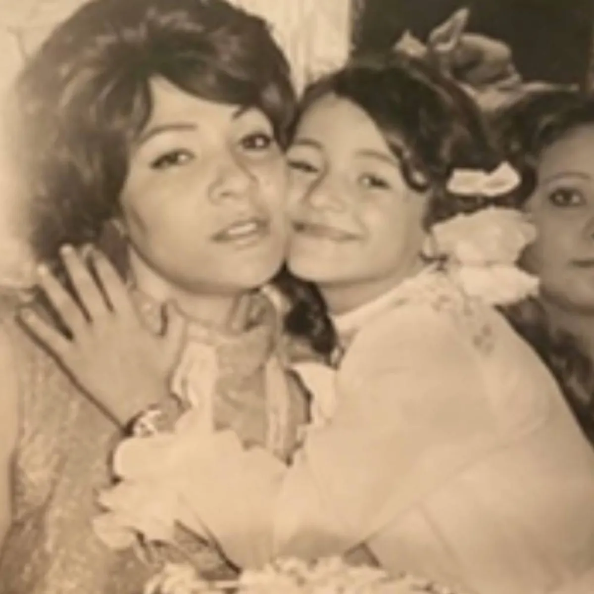 لقاء سويدان بمرحلة الطفولة مع والدتها - صورة من حسابها على إنستجرام