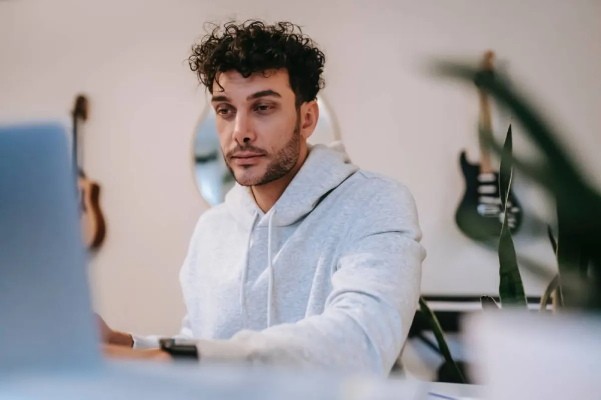 صورة لرجل يسهر