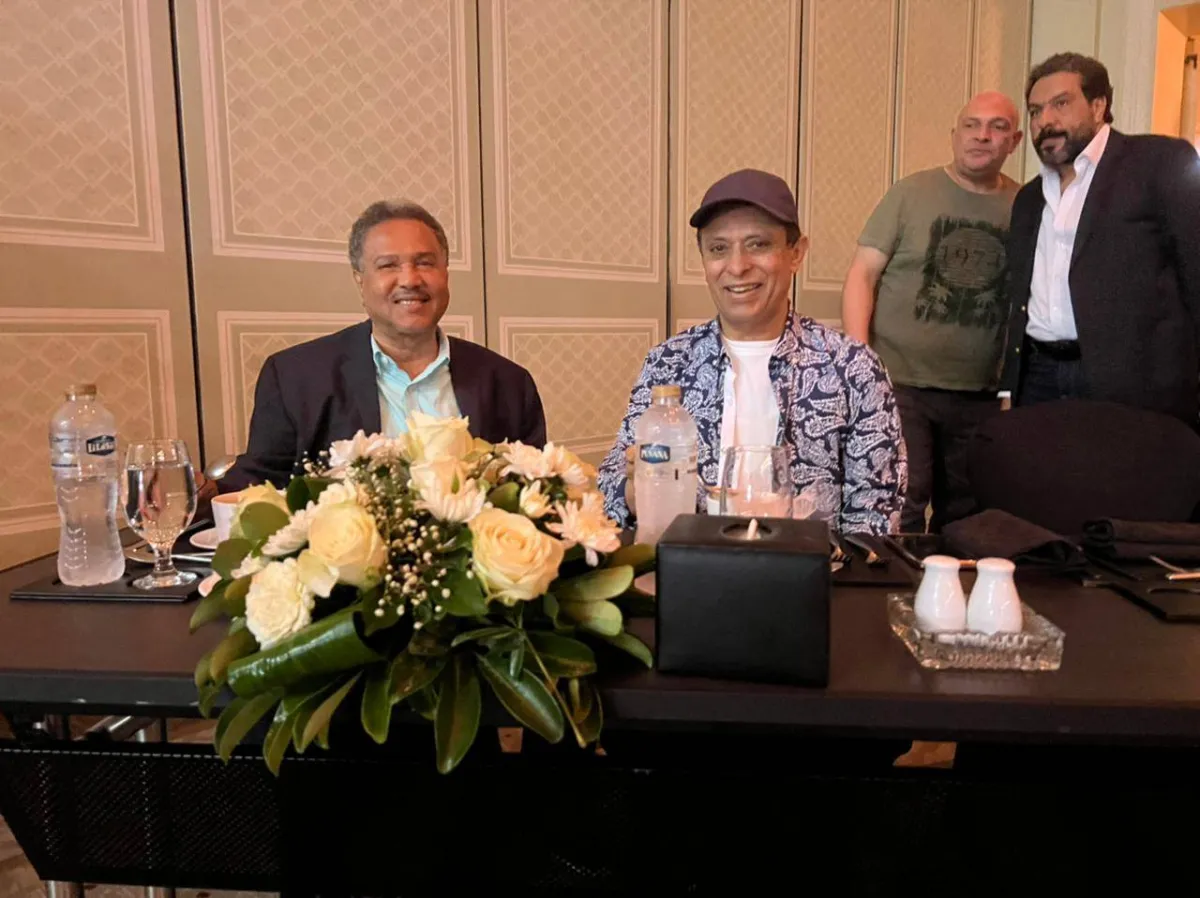 أحمد فتحي برفقة الفنان محمد عبده صورة من صفحته الرسمية على فيسبوك