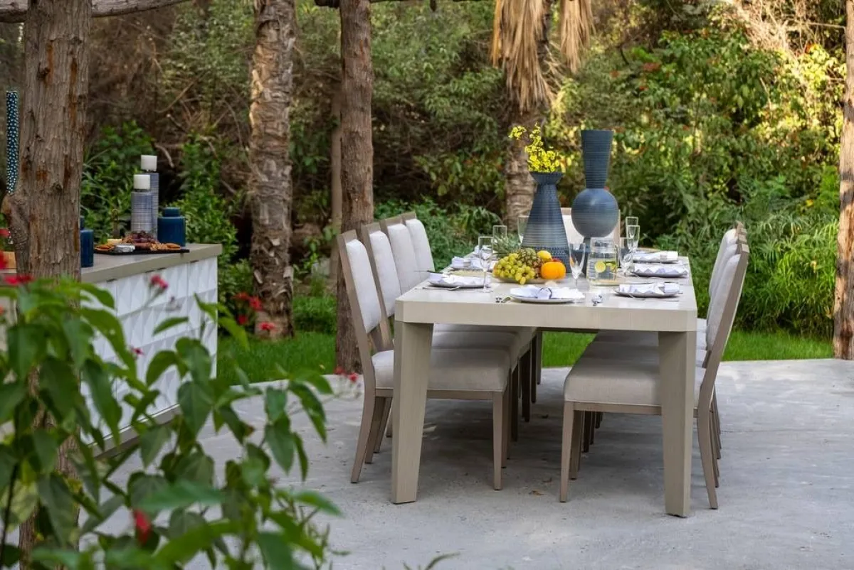 طاولة طعام خشبيّة 