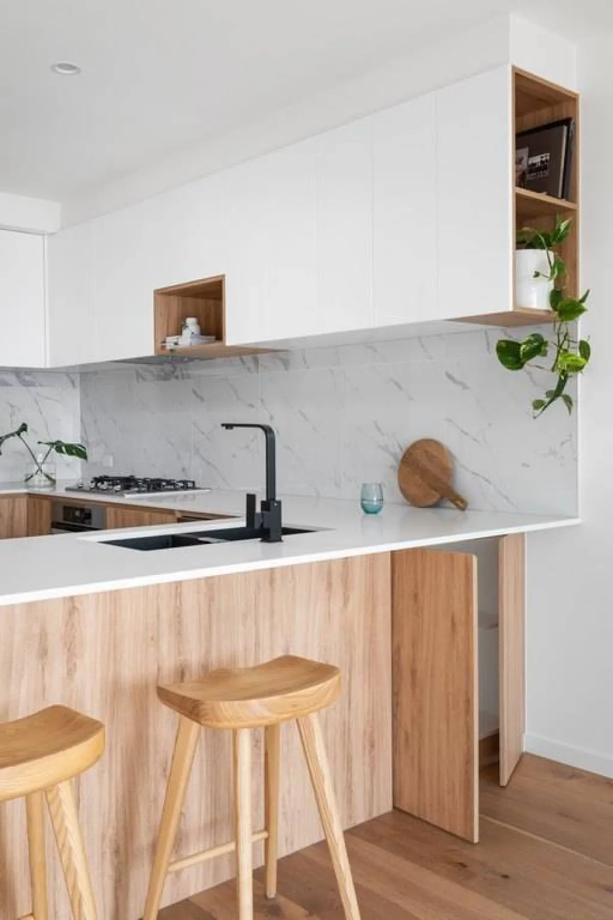 الخشب يدخل في تصميم المطبخ المعاصر