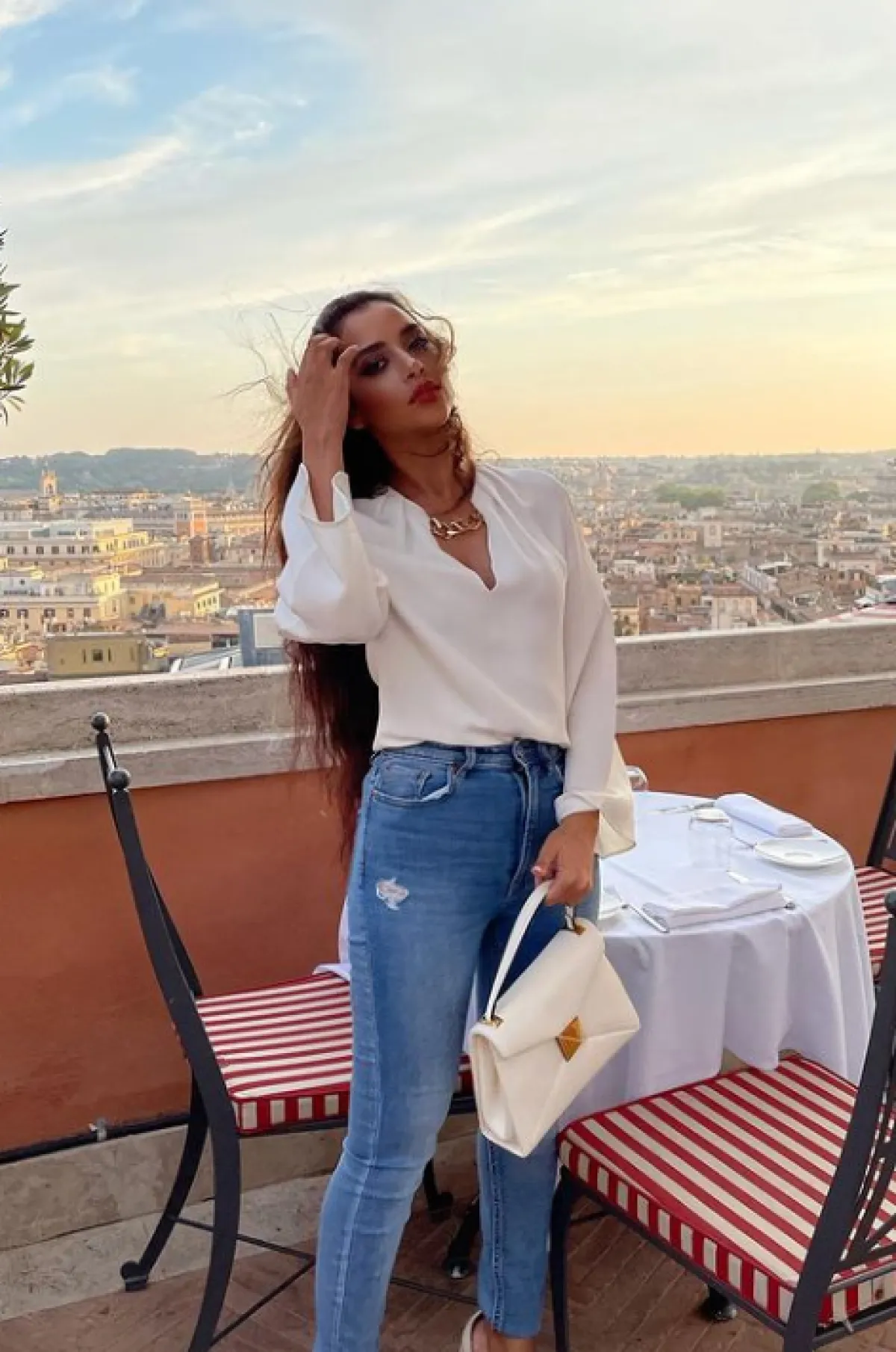 بلقيس ترتدي سروال الدنيم