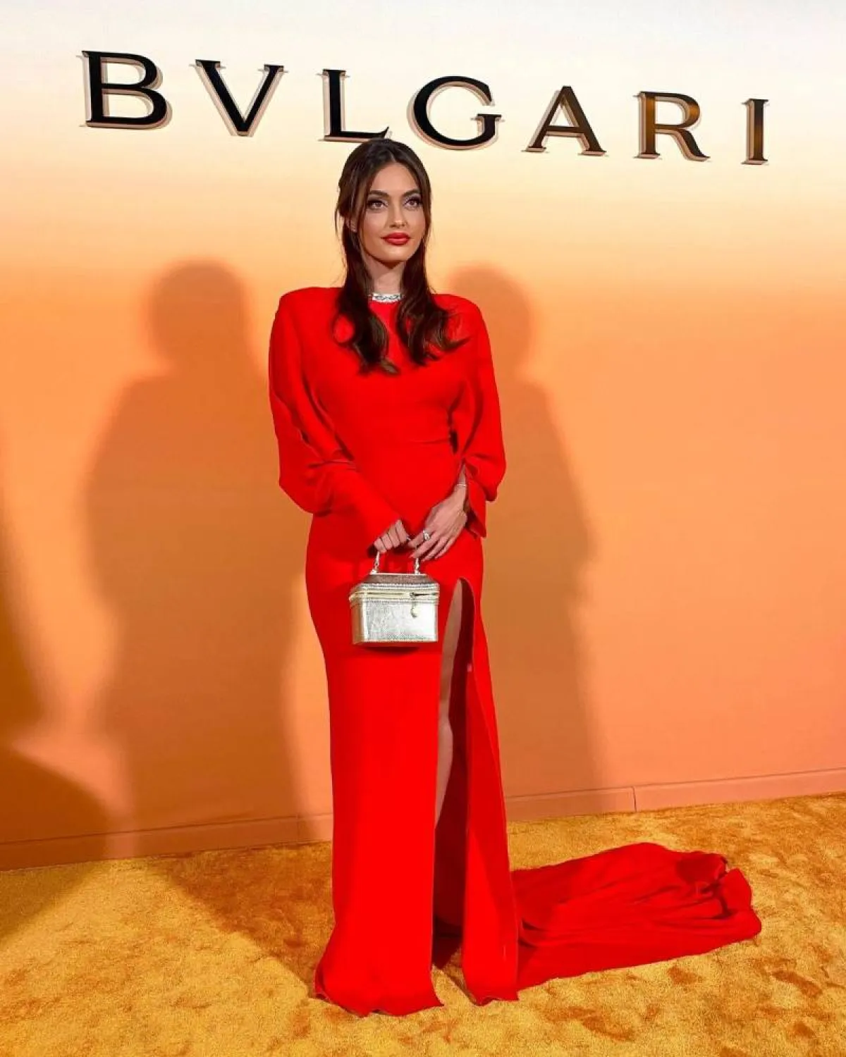 كارن وازن بفستان أنيق باللون الأحمر 