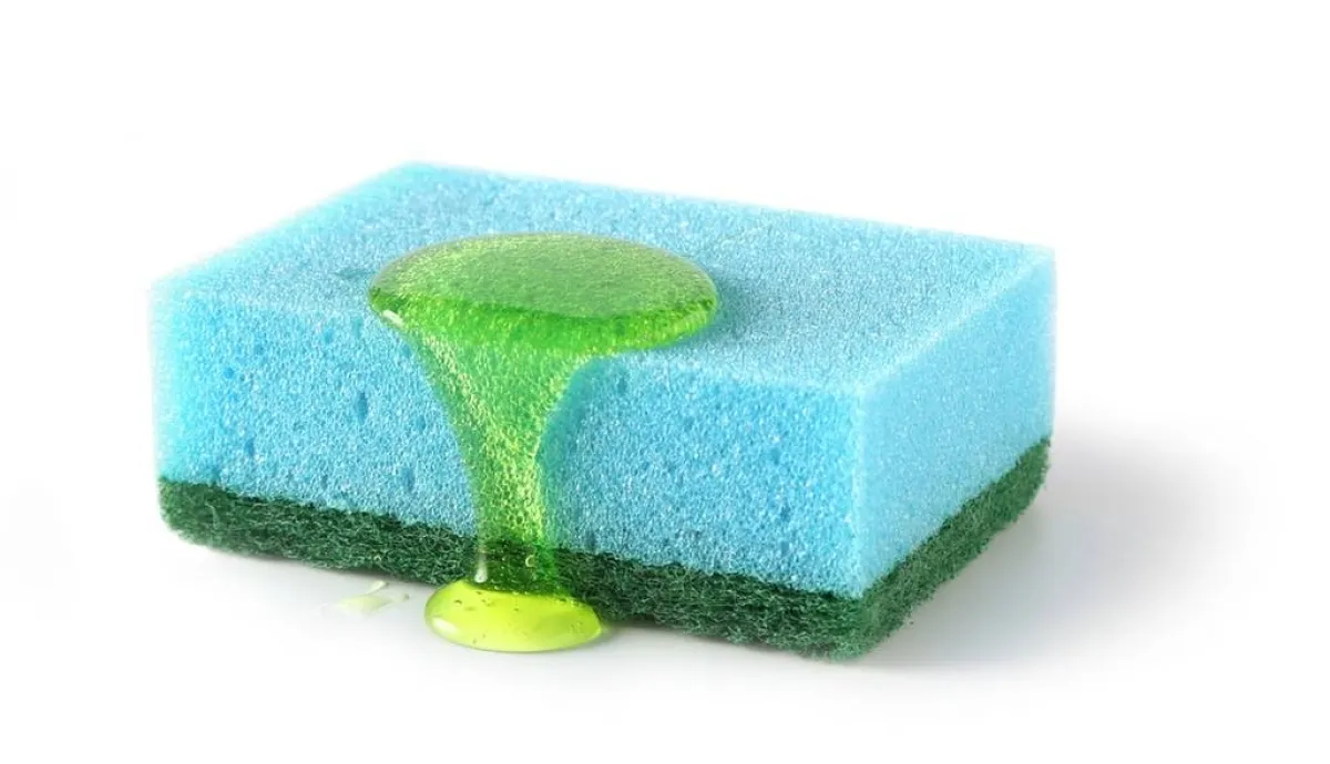 سائل الجلي اللطيف والماء الدافئ لتنظيف الأسطح