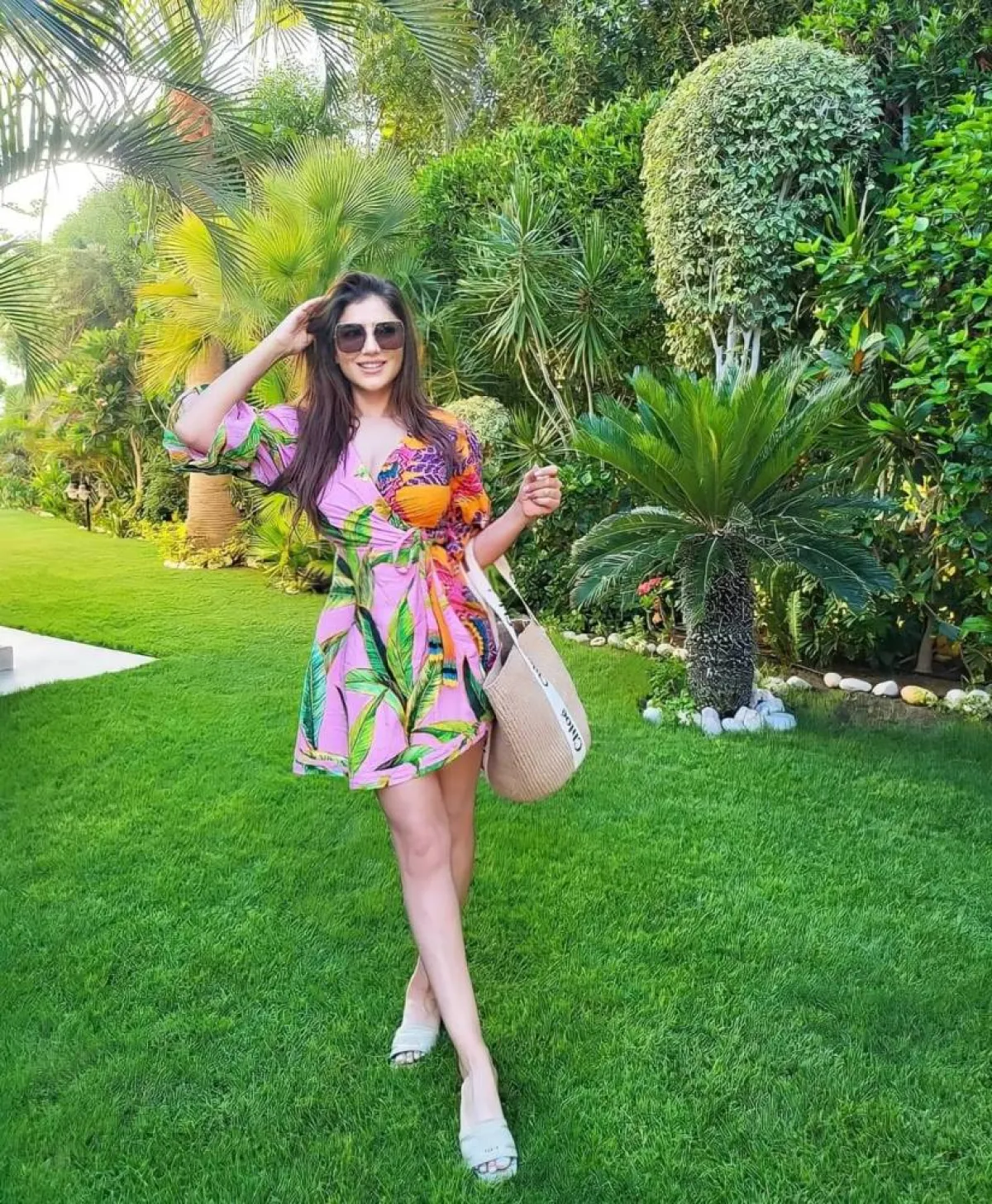 مي عمر بفستان أنيق مُنعش 