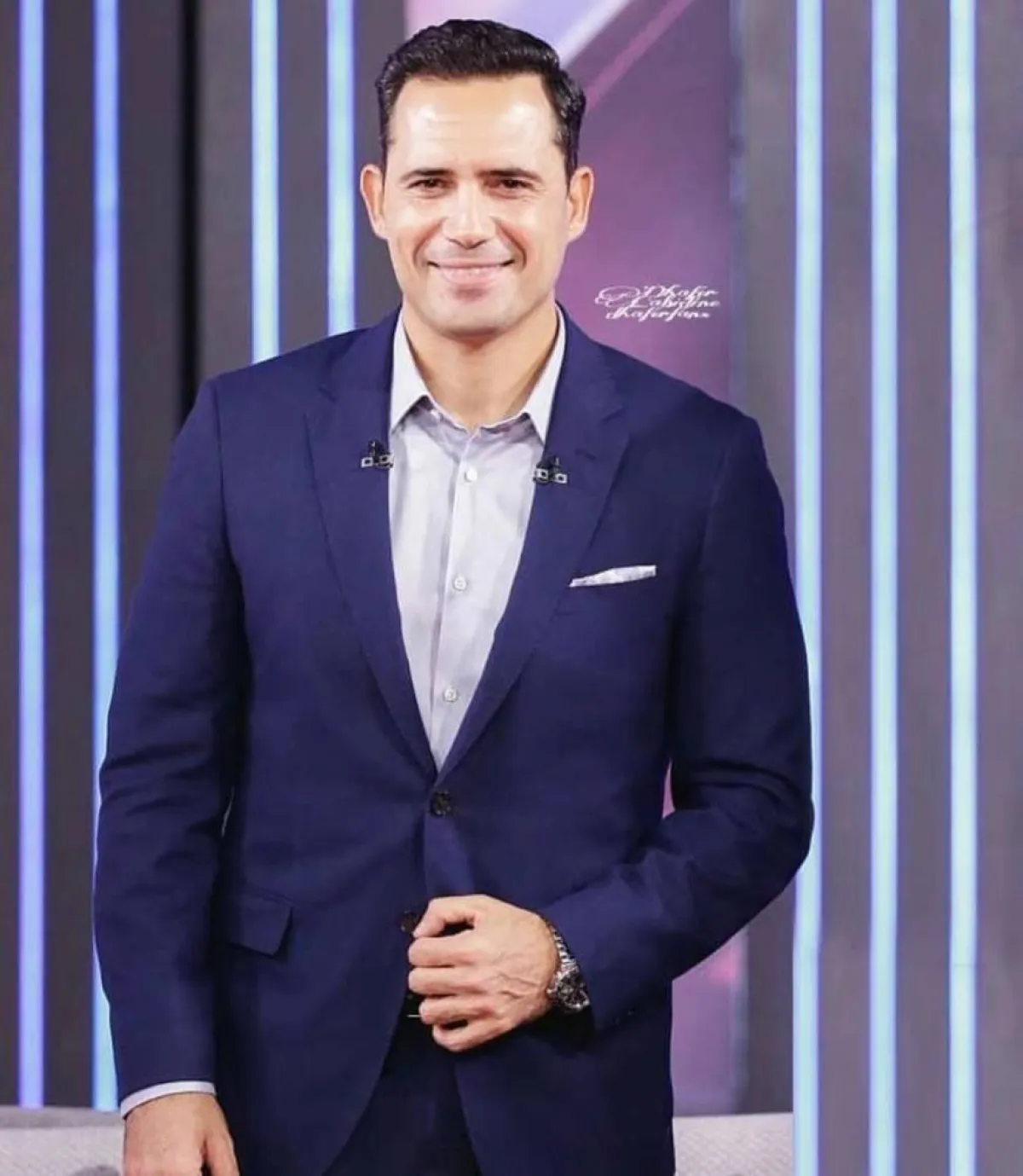 ظافر العابدين ببليزر باللون الكحلي 