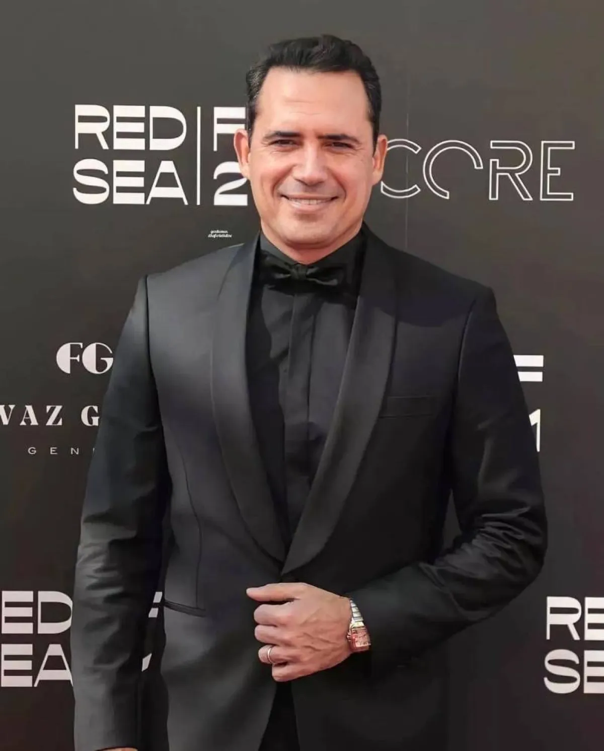 ظافر العابدين ببدلة باللون الأسود 