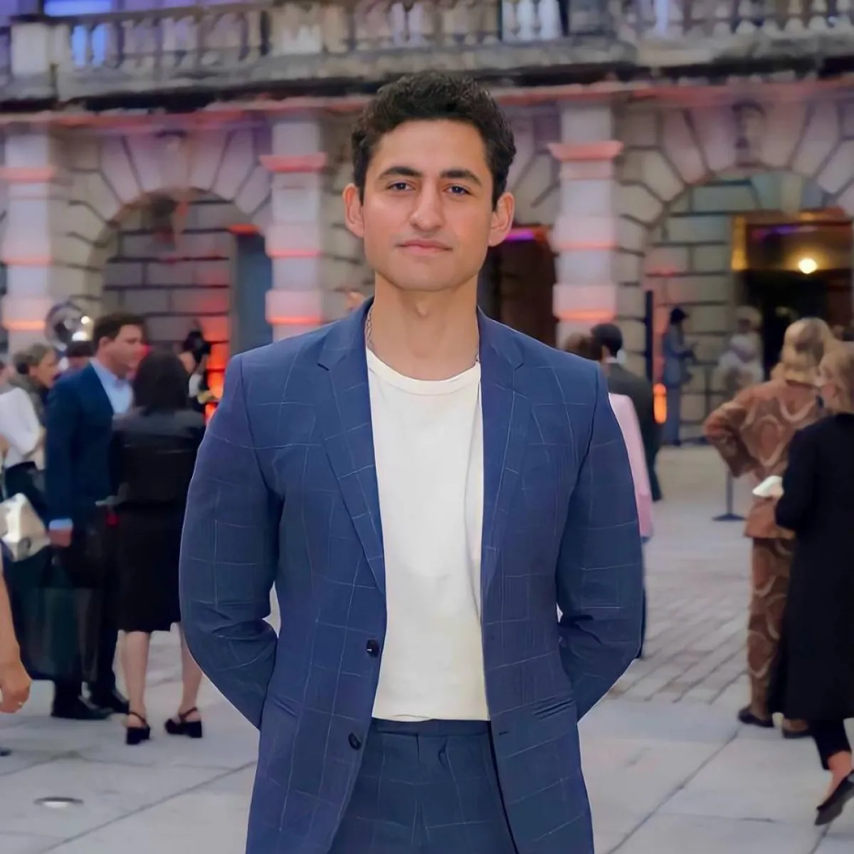 أمير المصري ببدلة كاروهات أنيقة 