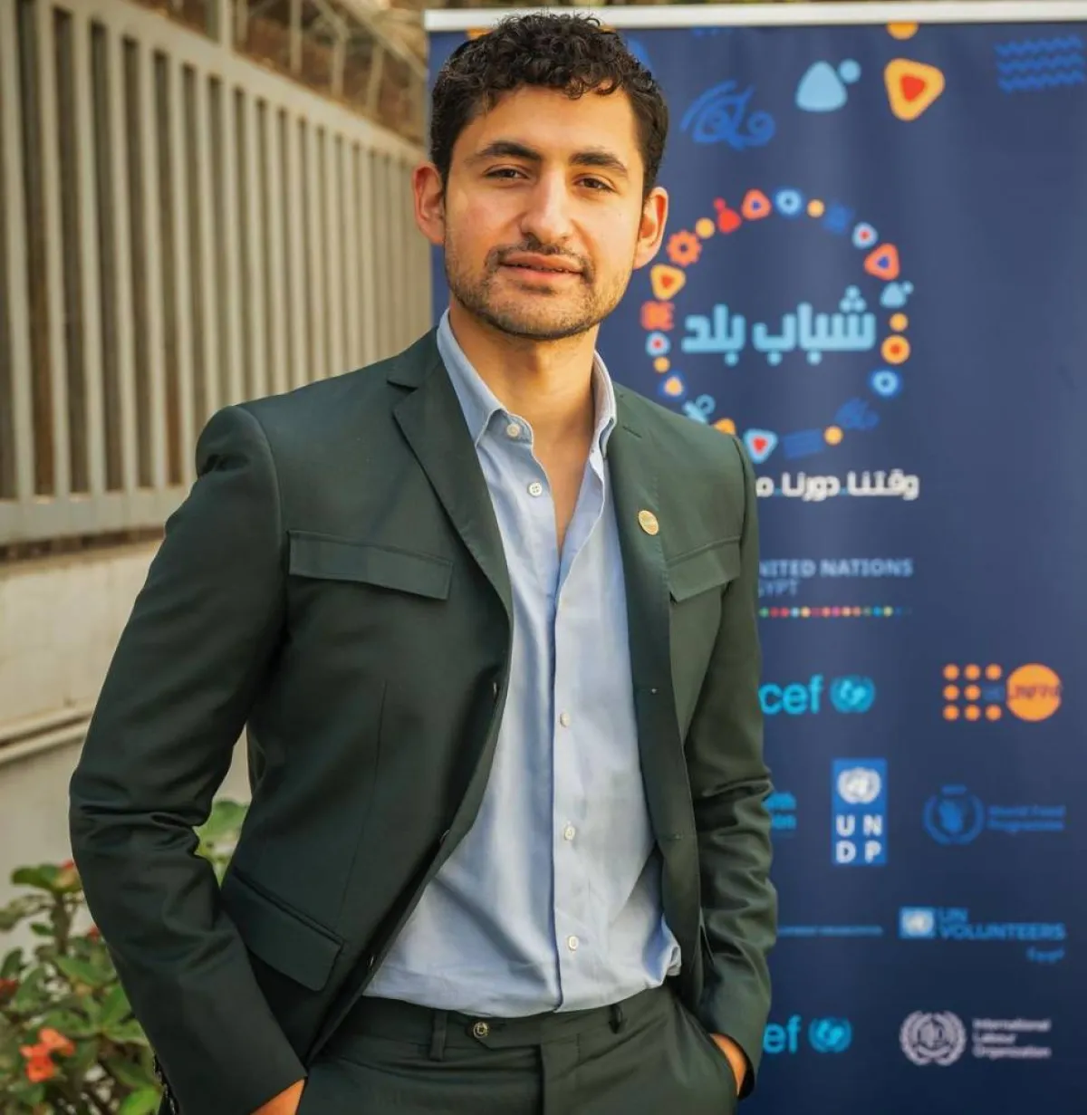 أمير المصري ببدلة رسمية شبابية 