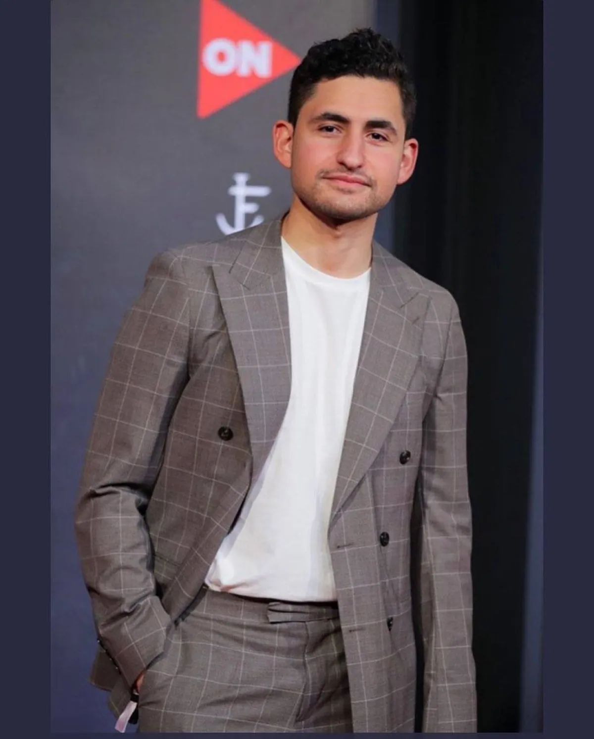 أمير المصري ببدلة كاجوال 