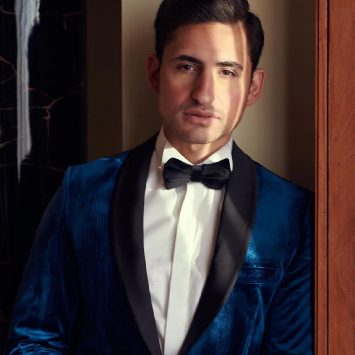 أمير المصري ببليزر مخمل جذاب 