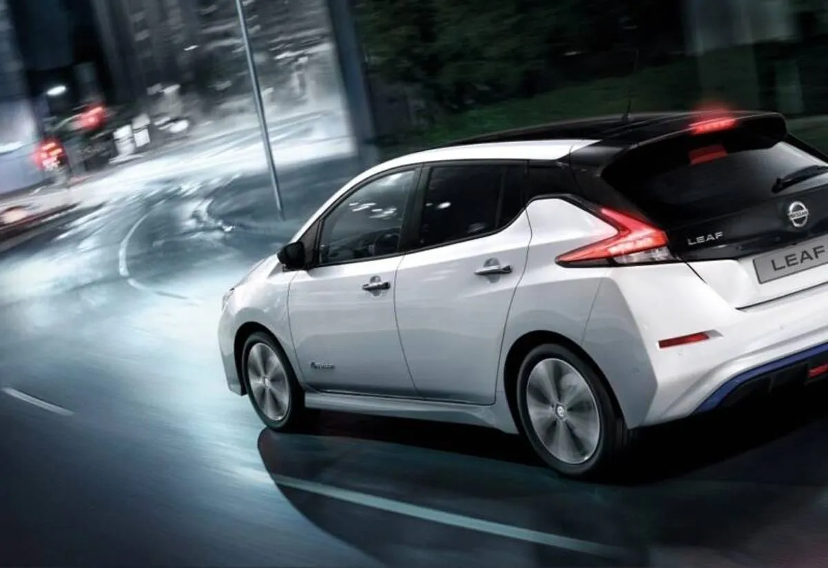 ابتكار أرصفة أسمنتية، تشحن السيارات الكهربائية عند السير عليها