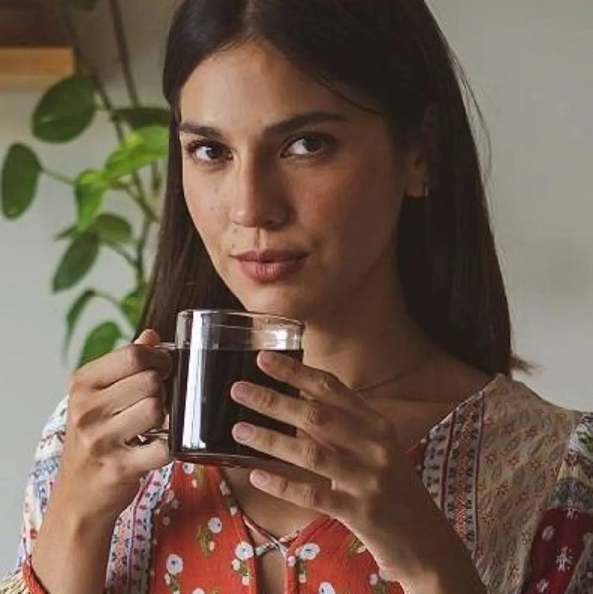 صورة لزوجة تشرب القهوة