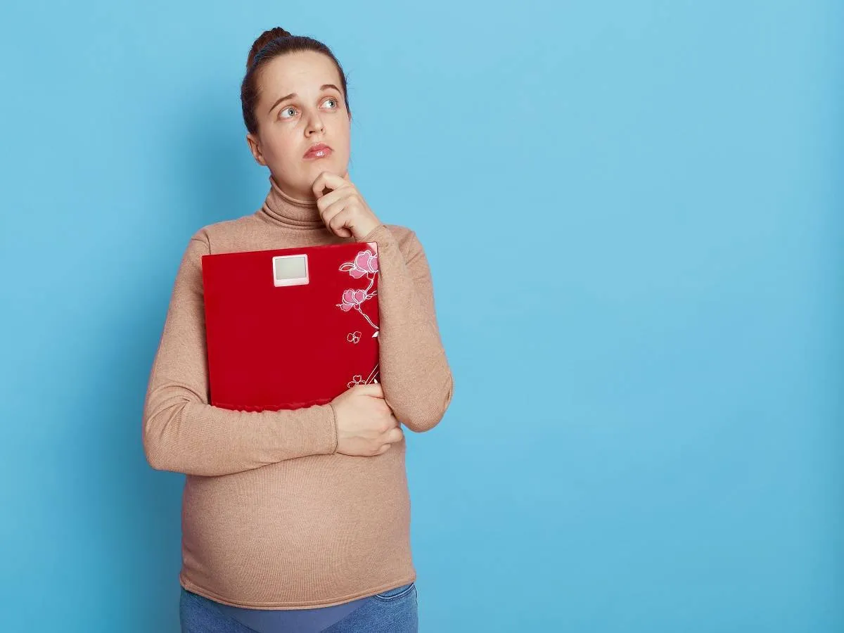 صورة لحامل تحمل ميزاناً