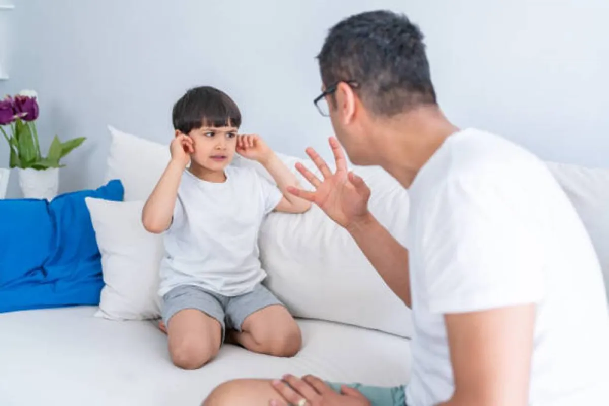 صورة لطفل غير مطيع مع الأب أيضاً