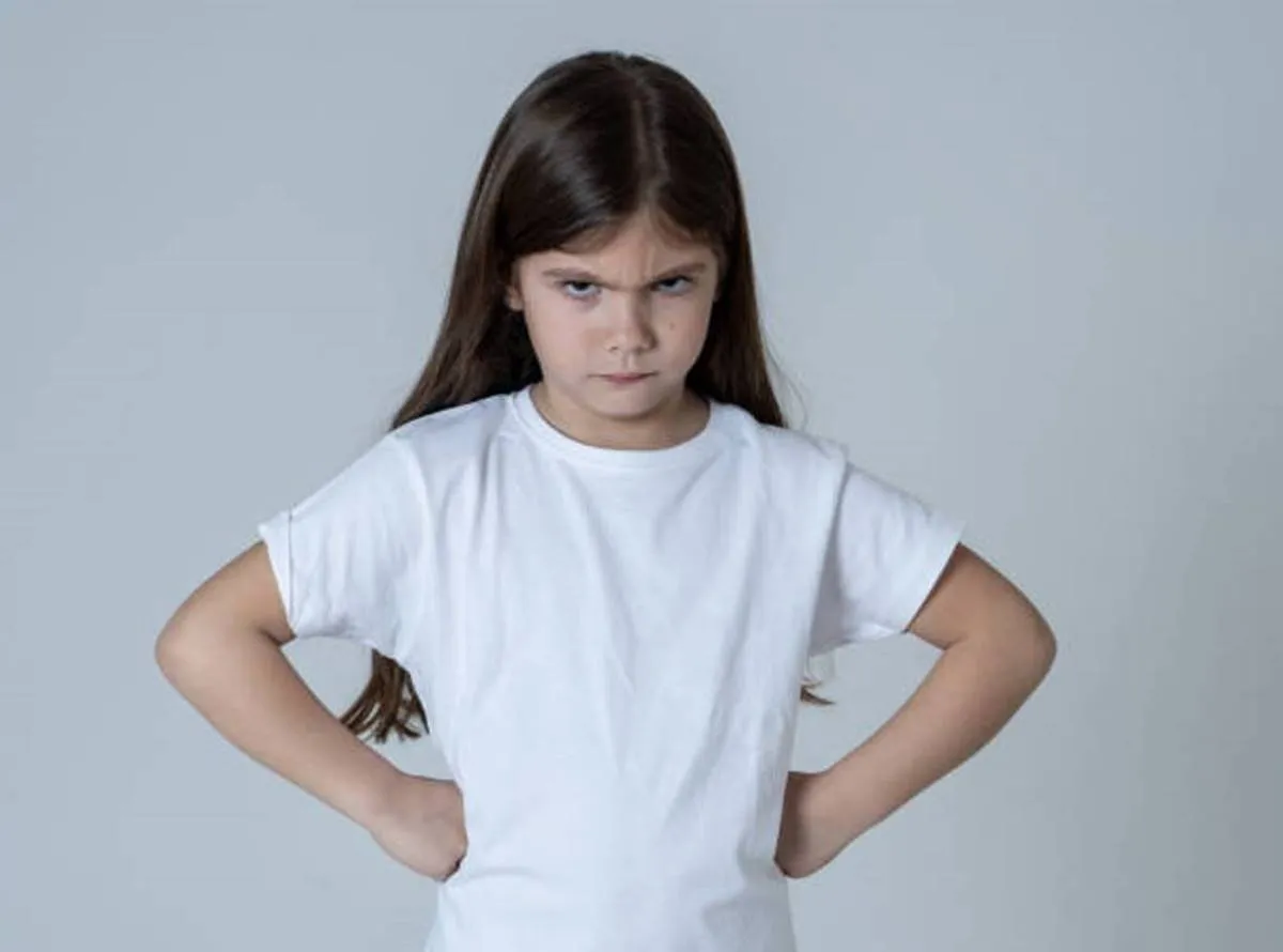صورة لطفلة تبدو عليها علامات عدم الطاعة