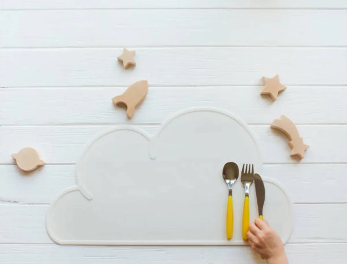 صورة تعبر عن استعداد الطفل لطعام العائلة بعد السنة