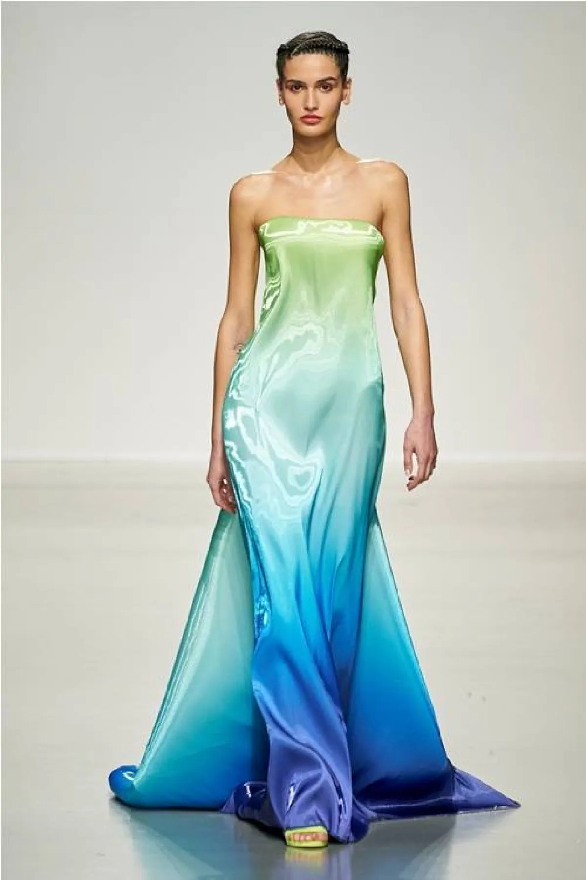 فستان ساتان للسهرات من سيليا كريثاريوتي «Celia Kritharioti»