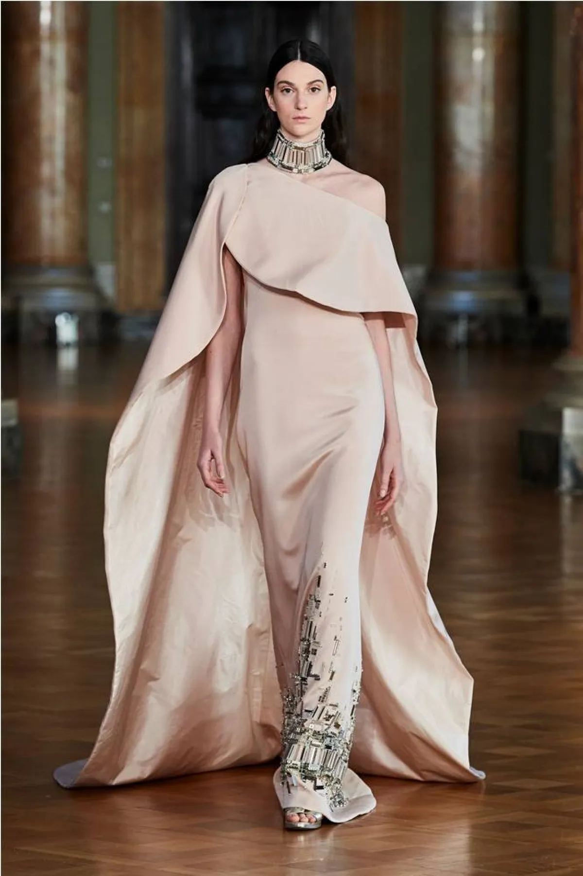 موديلات فساتين ساتان للسهرات من عروض الأزياء من جريمالدي «Grimaldi»