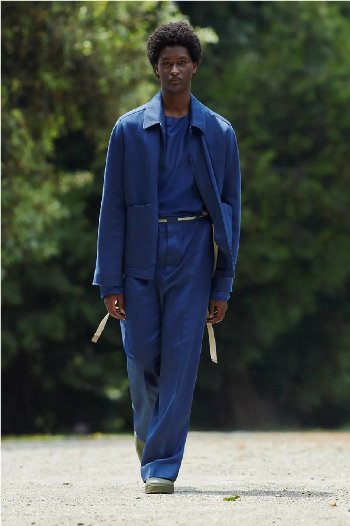 موديلات بدلات رجالية لون أزرق غامق من زينيا «Zegna»