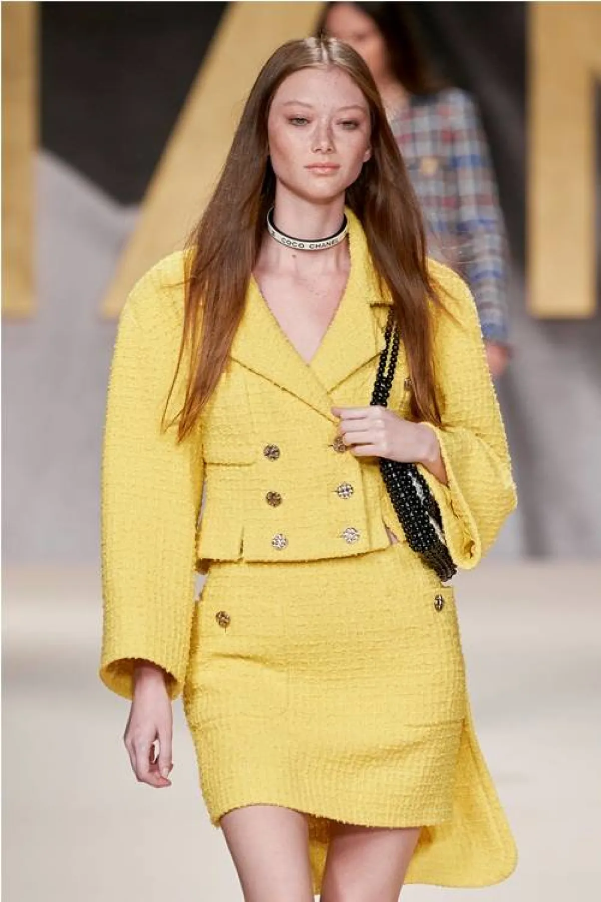 بدلة كاملة باللون الأصفر من شانيل «Chanel»