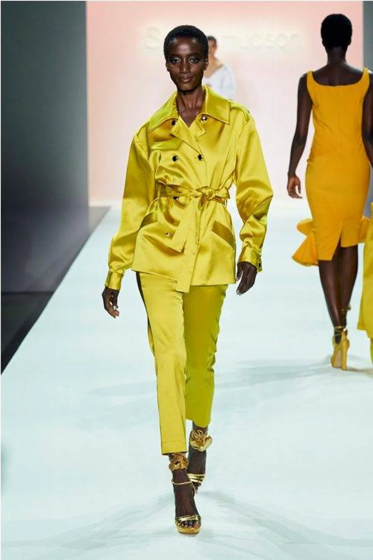 تنسيق الجاكيت الأصفر من سيرجيو هدسون «Sergio Hudson»