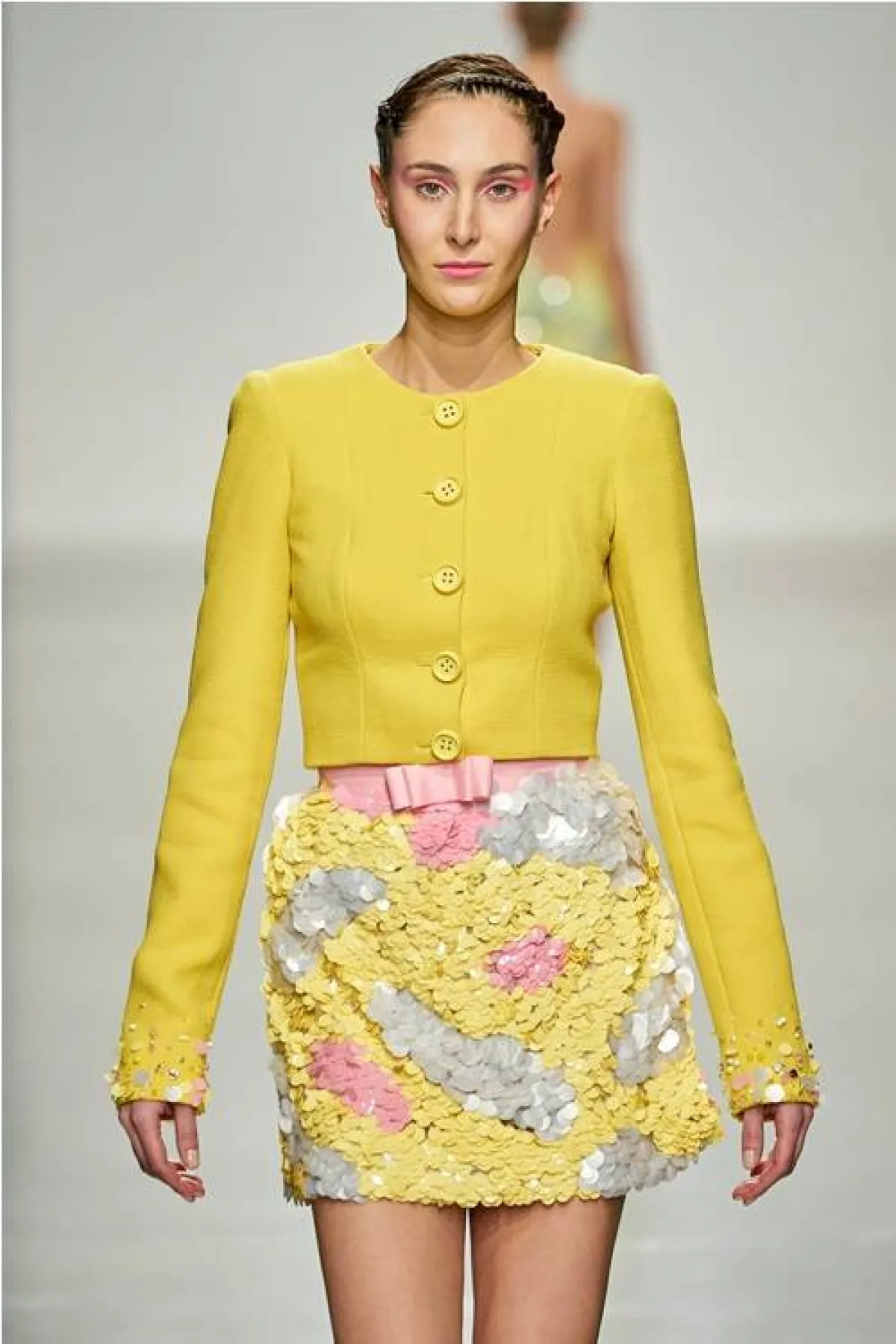 تنسيق الجاكيت الأصفر من سيليا كريثاريوتي «Celia Kritharioti»