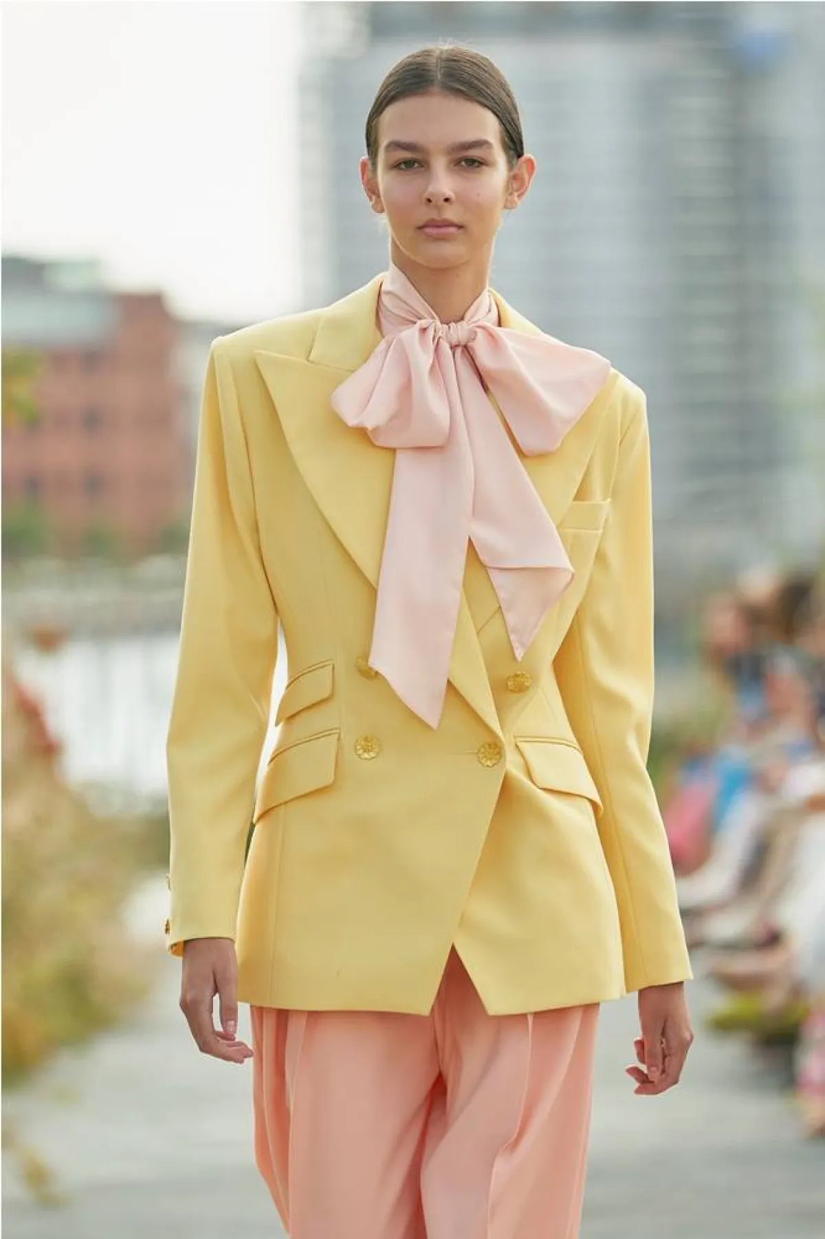 تنسيق الجاكيت الأصفر من بروجر «Brogger»