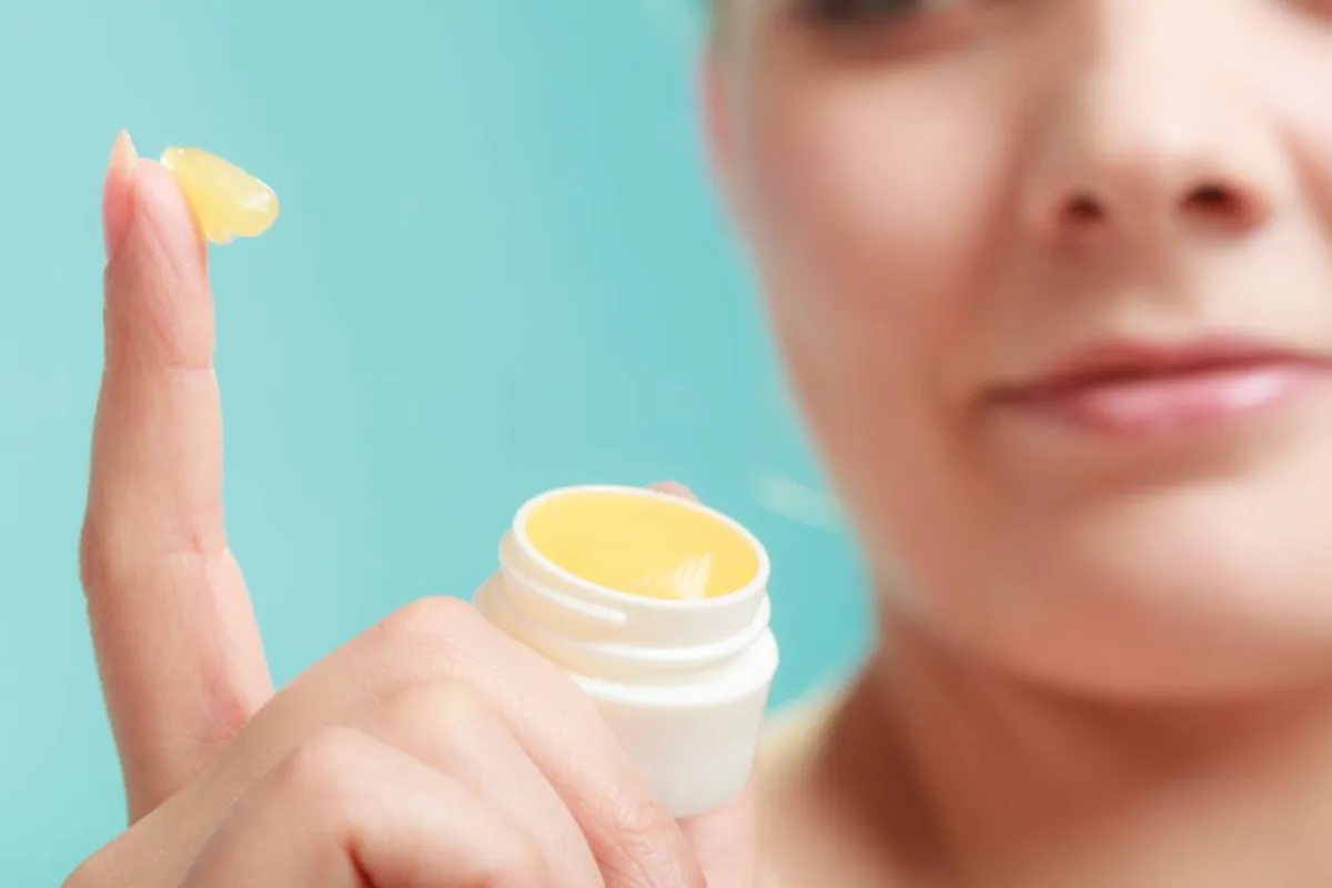 صورة لأم تحمل الفازلين