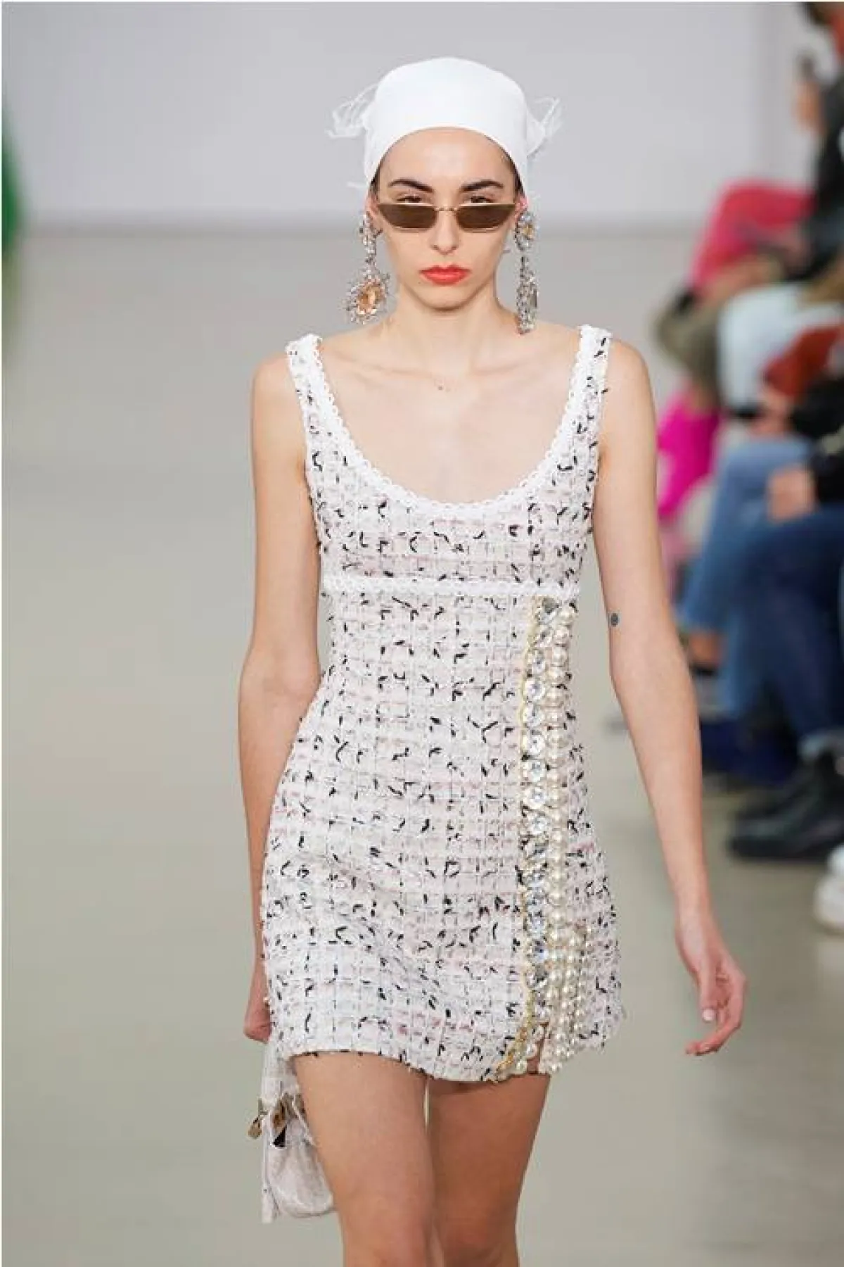 فستان من دون أكمام من جيامباتيستا فالي  Giambattista Valli