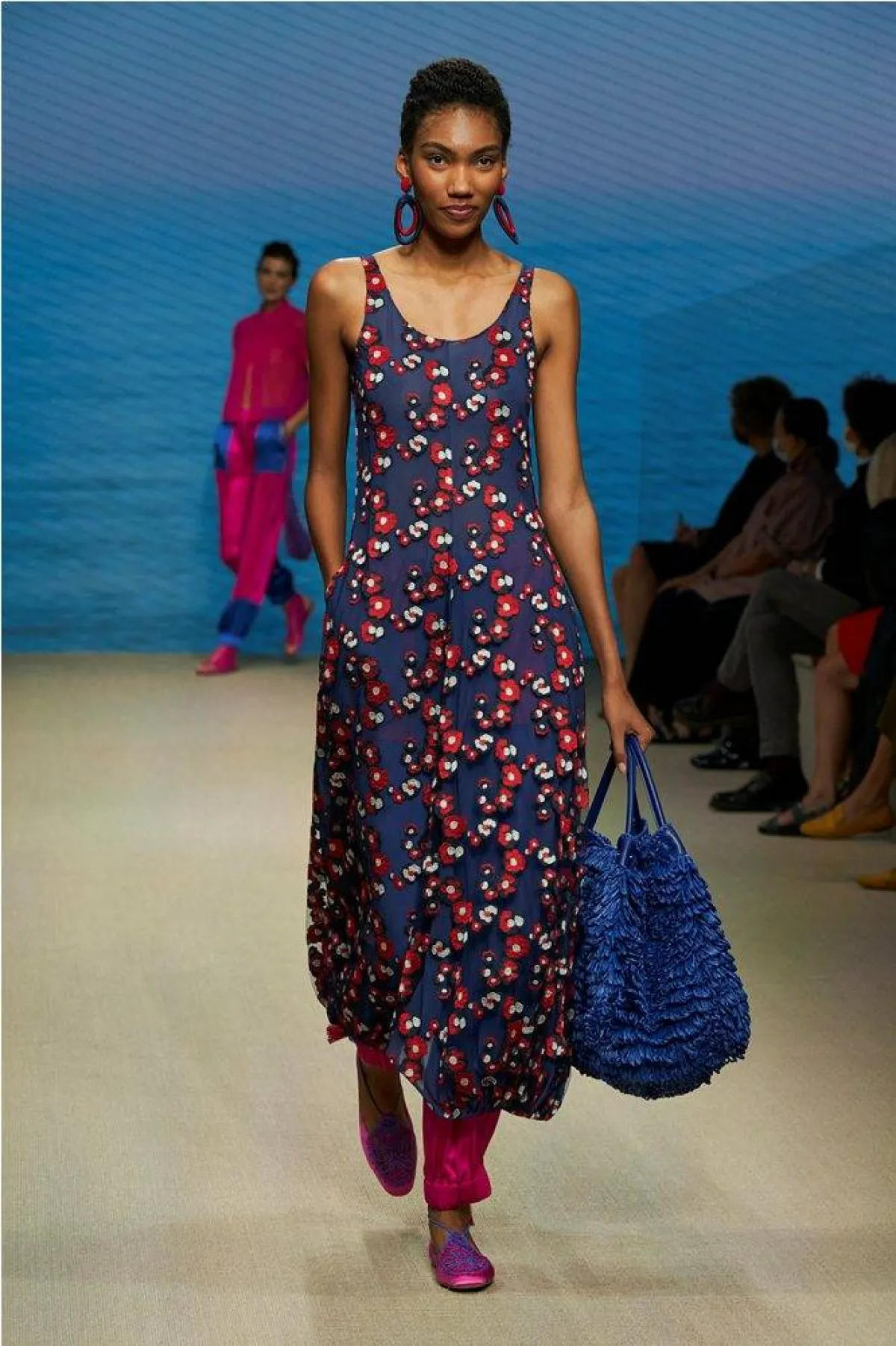 موديلات فساتين من دون أكمام من جيورجيو أرماني  Giorgio Armani