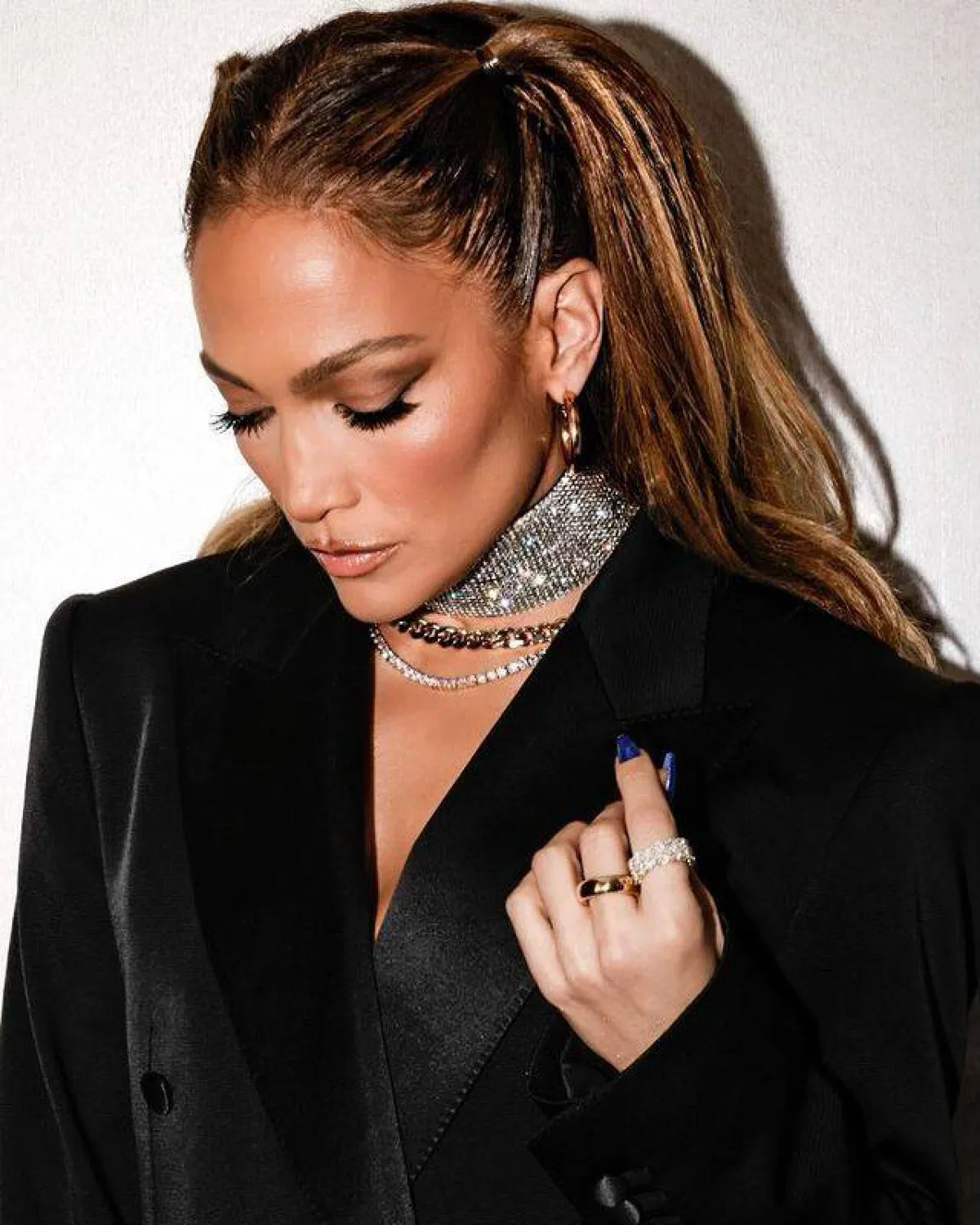 موضة تكديس المجوهرات- الصورة من حساب جينيفر لوبيز على انستغرام