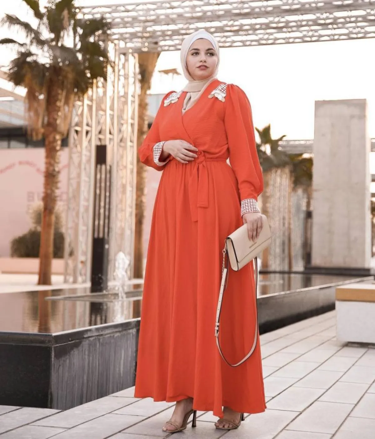 اية فوزي بفستان بفتحة السبعة