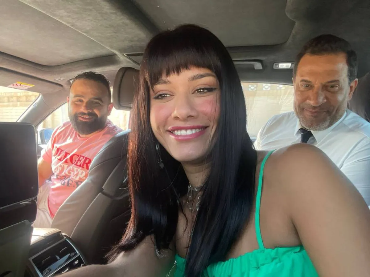 سينتيا خليفة مع ماجد المصري من كواليس مسلسل "  حدث بالفعل " - صورة من المركز الاعلامي لسينتيا خليفة