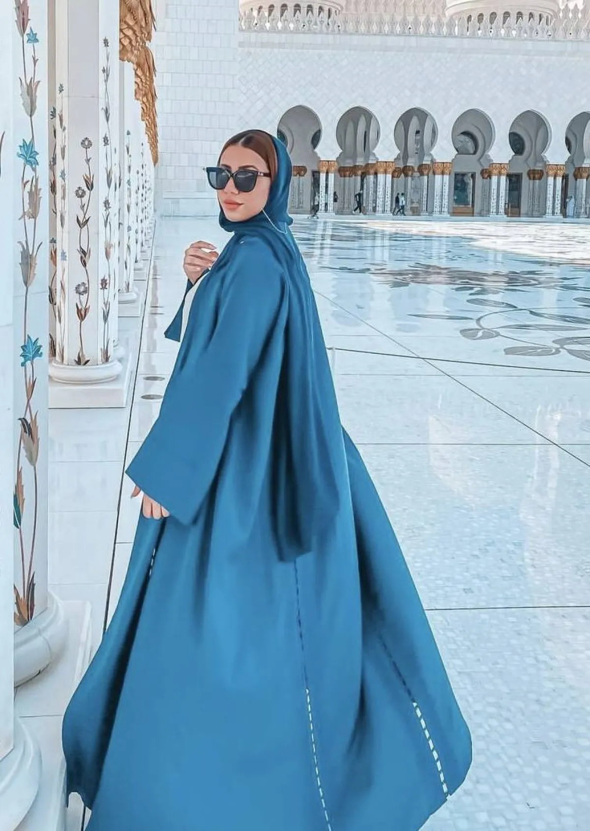 رهف الشامي بعباية فضفاضة