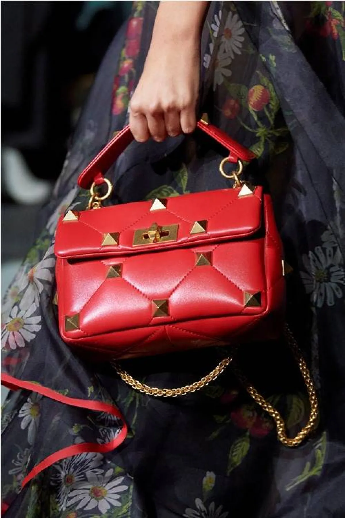 شنطة باللون الأحمر من فالنتينو  Valentino