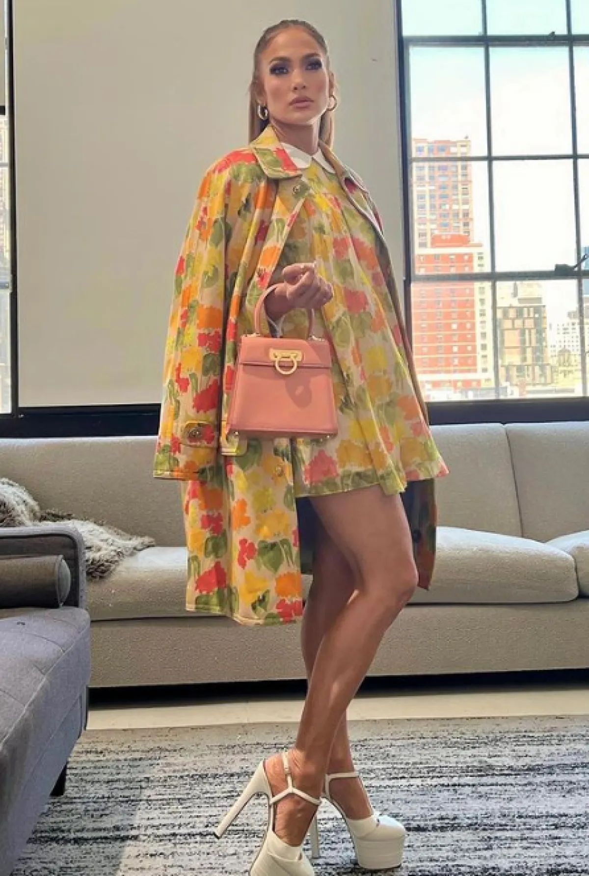 جينيفر لوبيز في فستان مطبع مع كاب وحقيبة زهرية