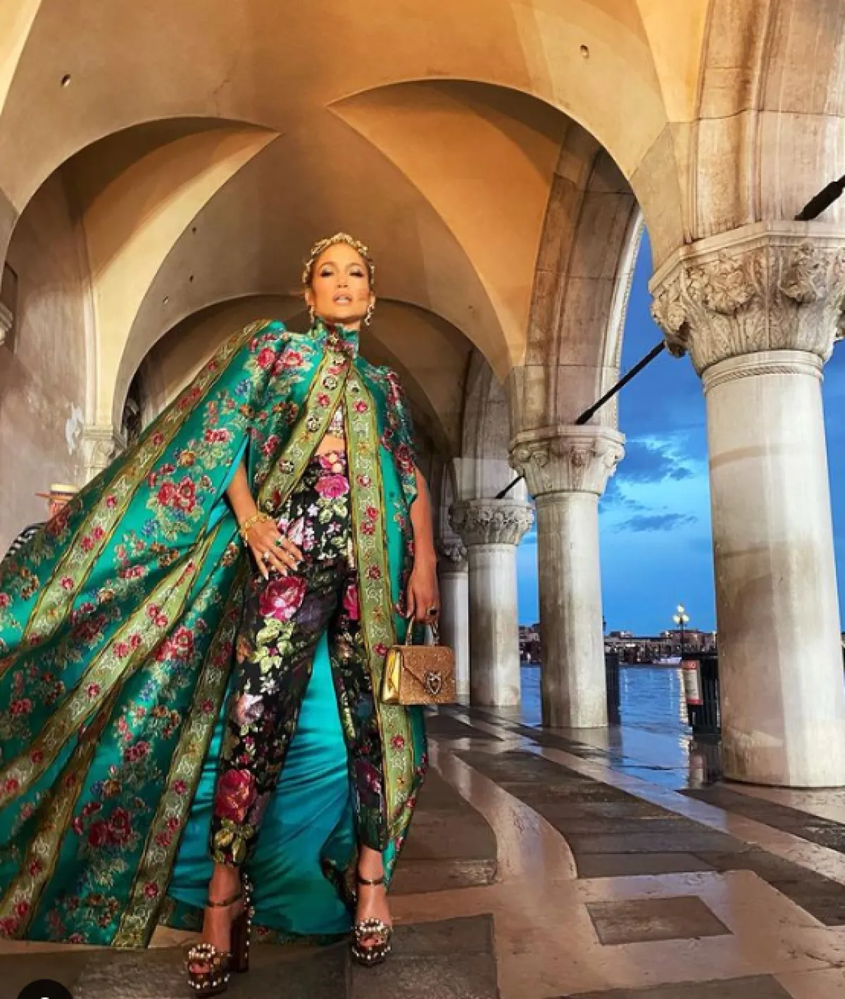 جاي لو في زي مطبع من دولتشي أند غابانا