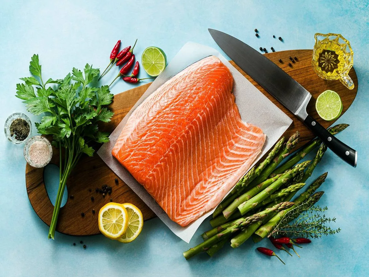 صورة لسمك السلمون النيئ