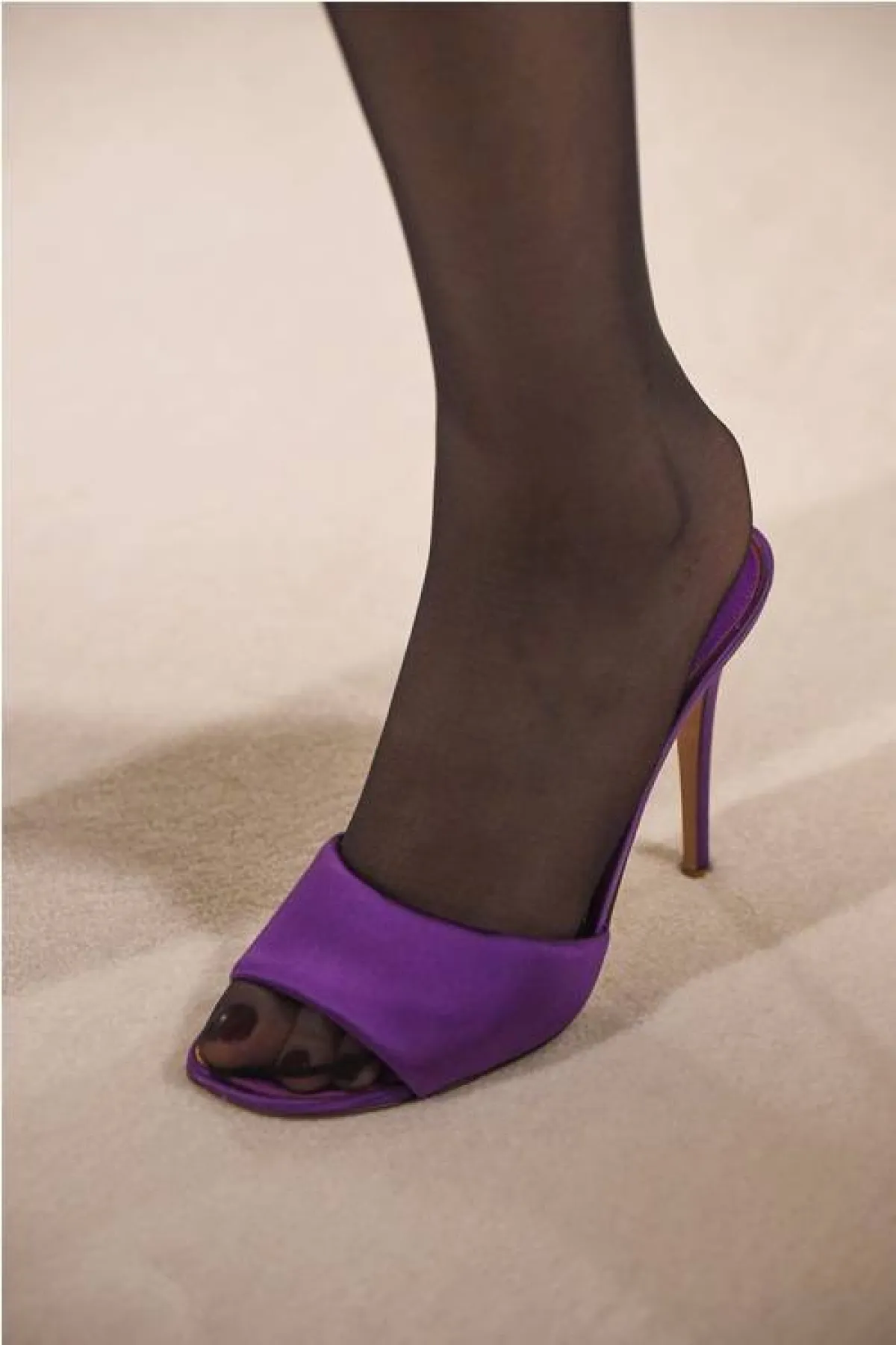 حذاء كعب عالي باللون البنفسجي من فالنتينو   Valentino