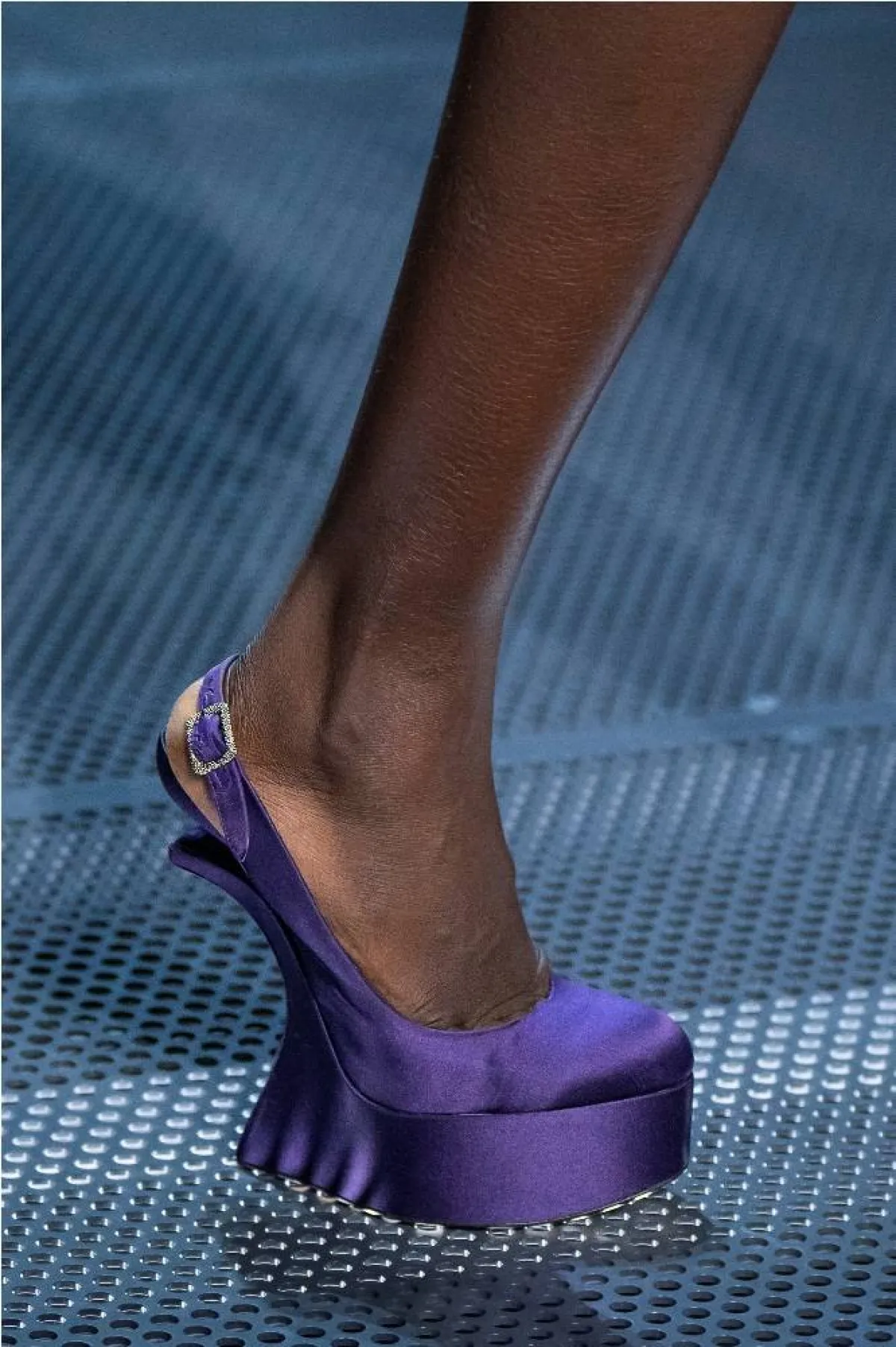 موديلات أحذية كعب عالي باللون البنفسجي 2022 من فندي   Fendi