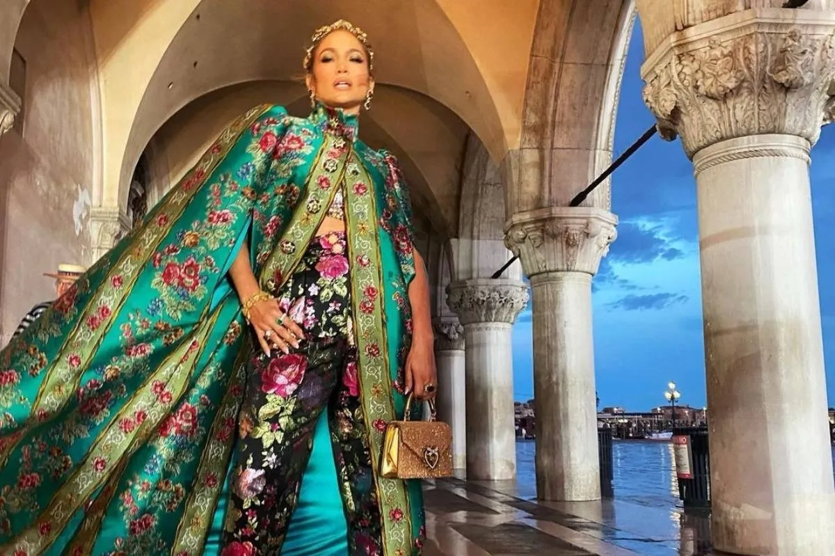 صيحات موضة أطقتها جنيفير لوبيز