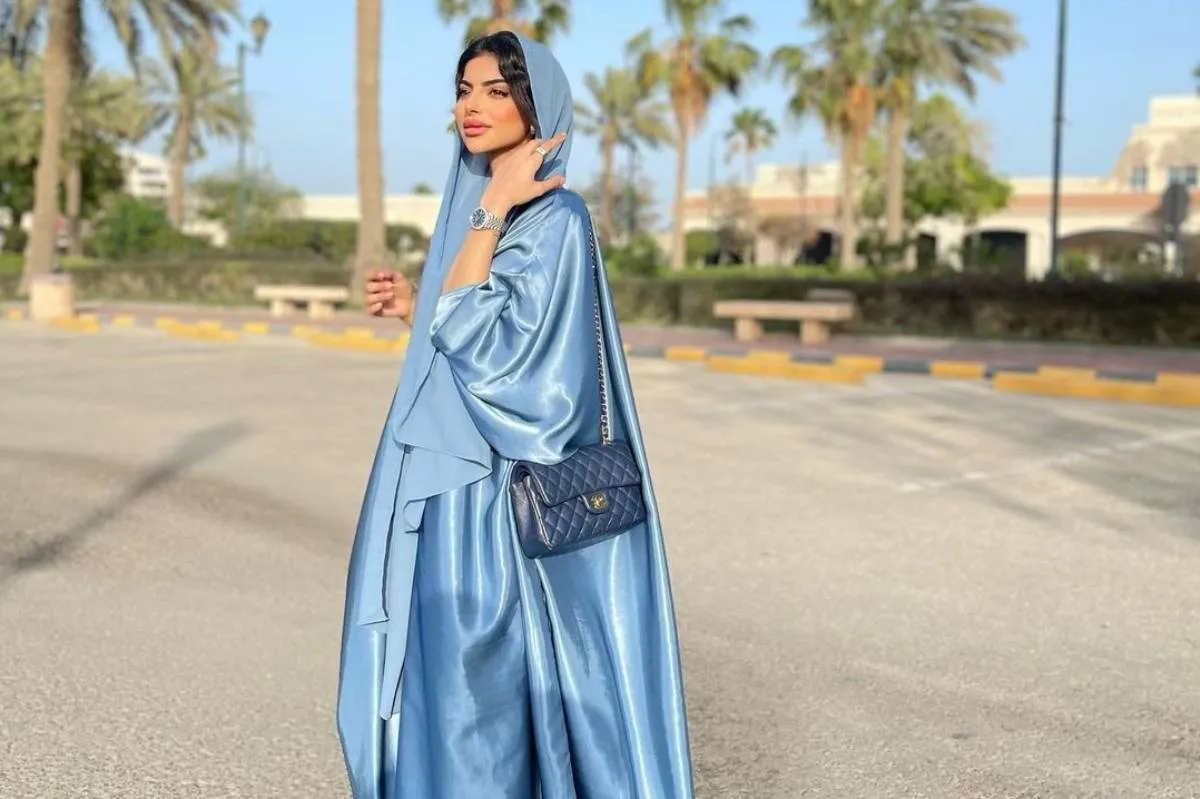 موديلات عبايات باللون الأزرق