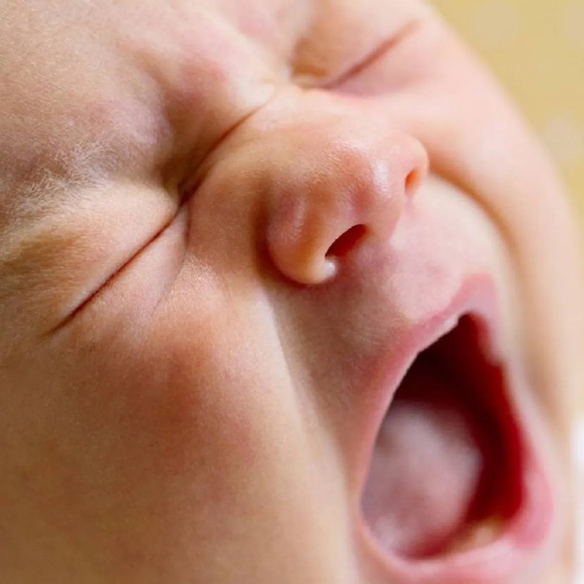 صورة لطفل حديث الولادة يبكي